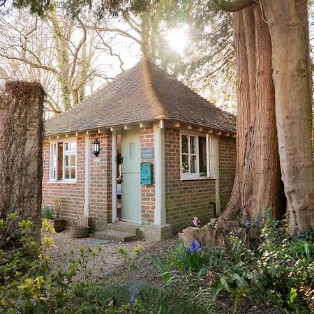 Old Mill Lodge By Huluki Sussex Stays Hurstpierpoint Eksteriør bilde