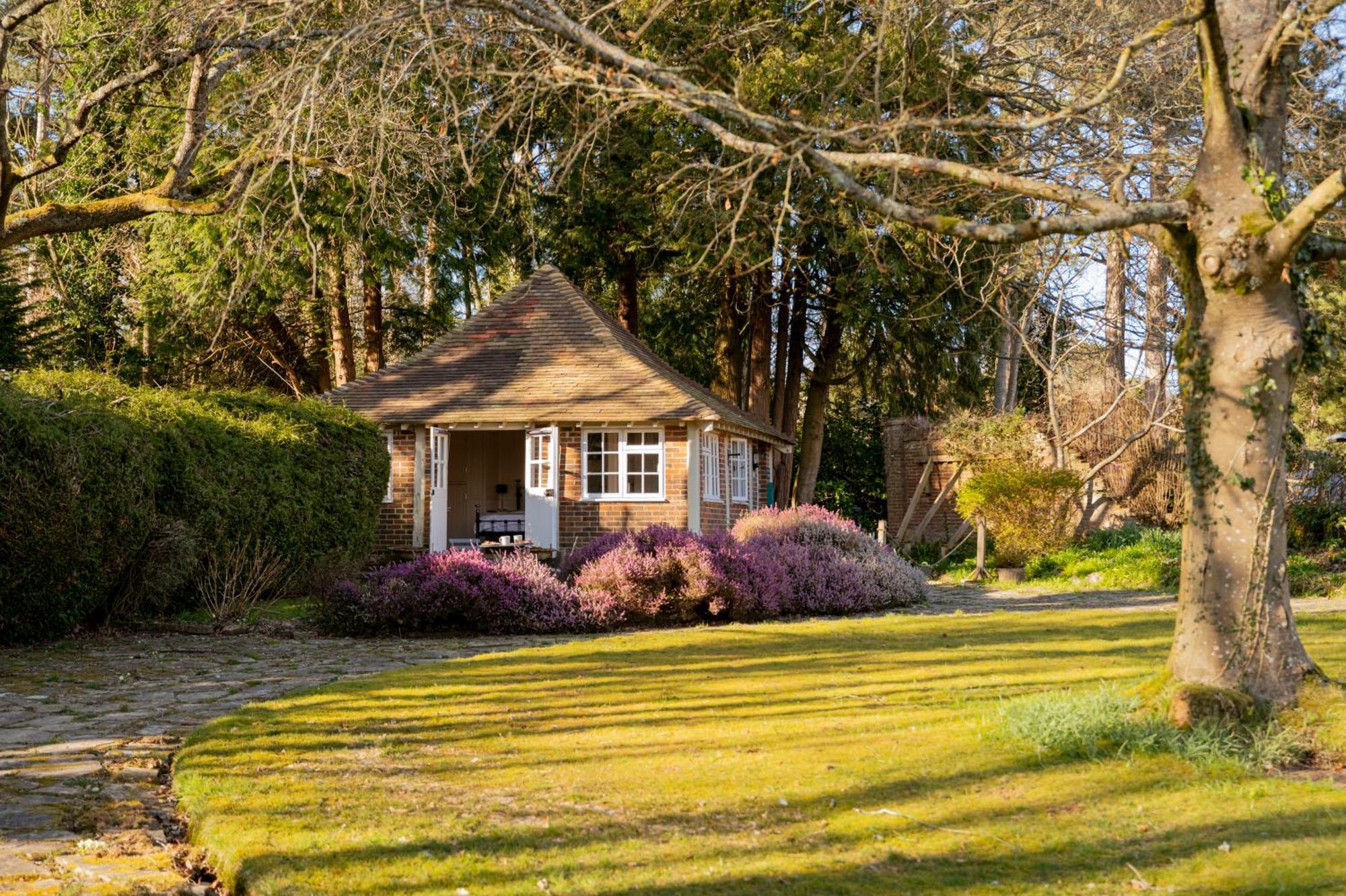 Old Mill Lodge By Huluki Sussex Stays Hurstpierpoint Eksteriør bilde
