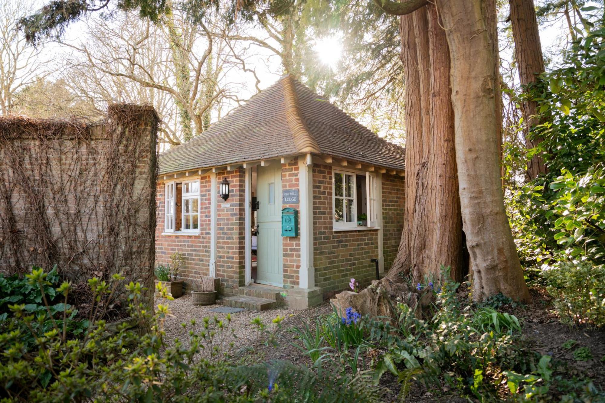 Old Mill Lodge By Huluki Sussex Stays Hurstpierpoint Eksteriør bilde