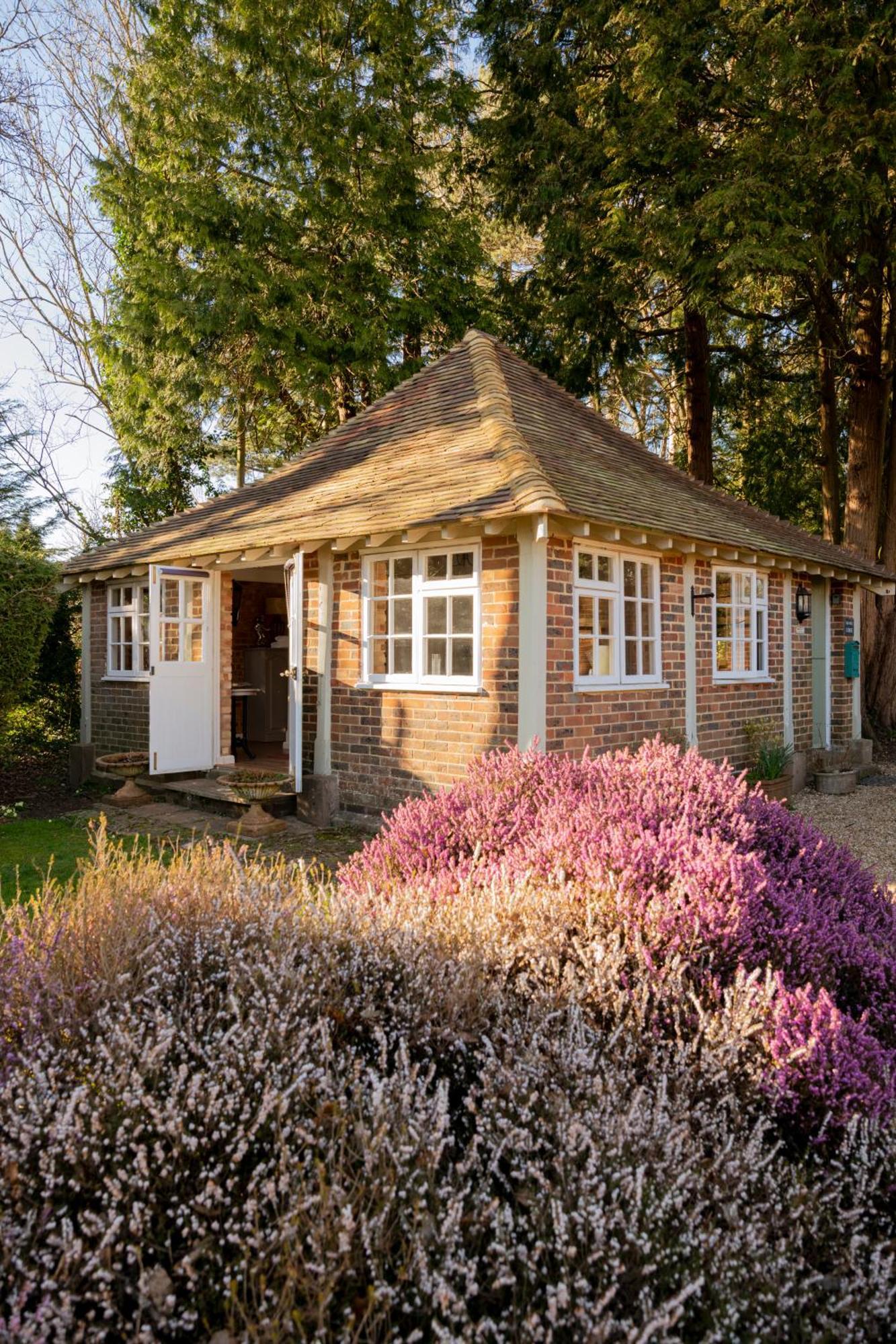 Old Mill Lodge By Huluki Sussex Stays Hurstpierpoint Eksteriør bilde