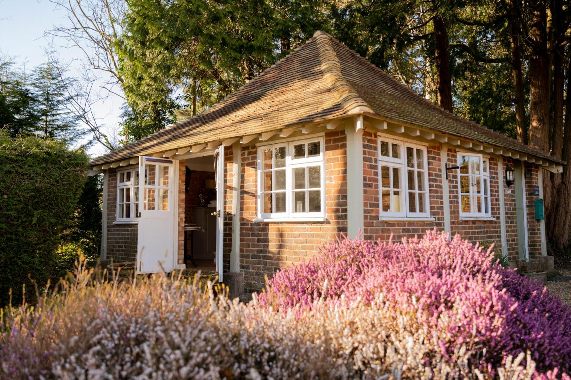 Old Mill Lodge By Huluki Sussex Stays Hurstpierpoint Eksteriør bilde