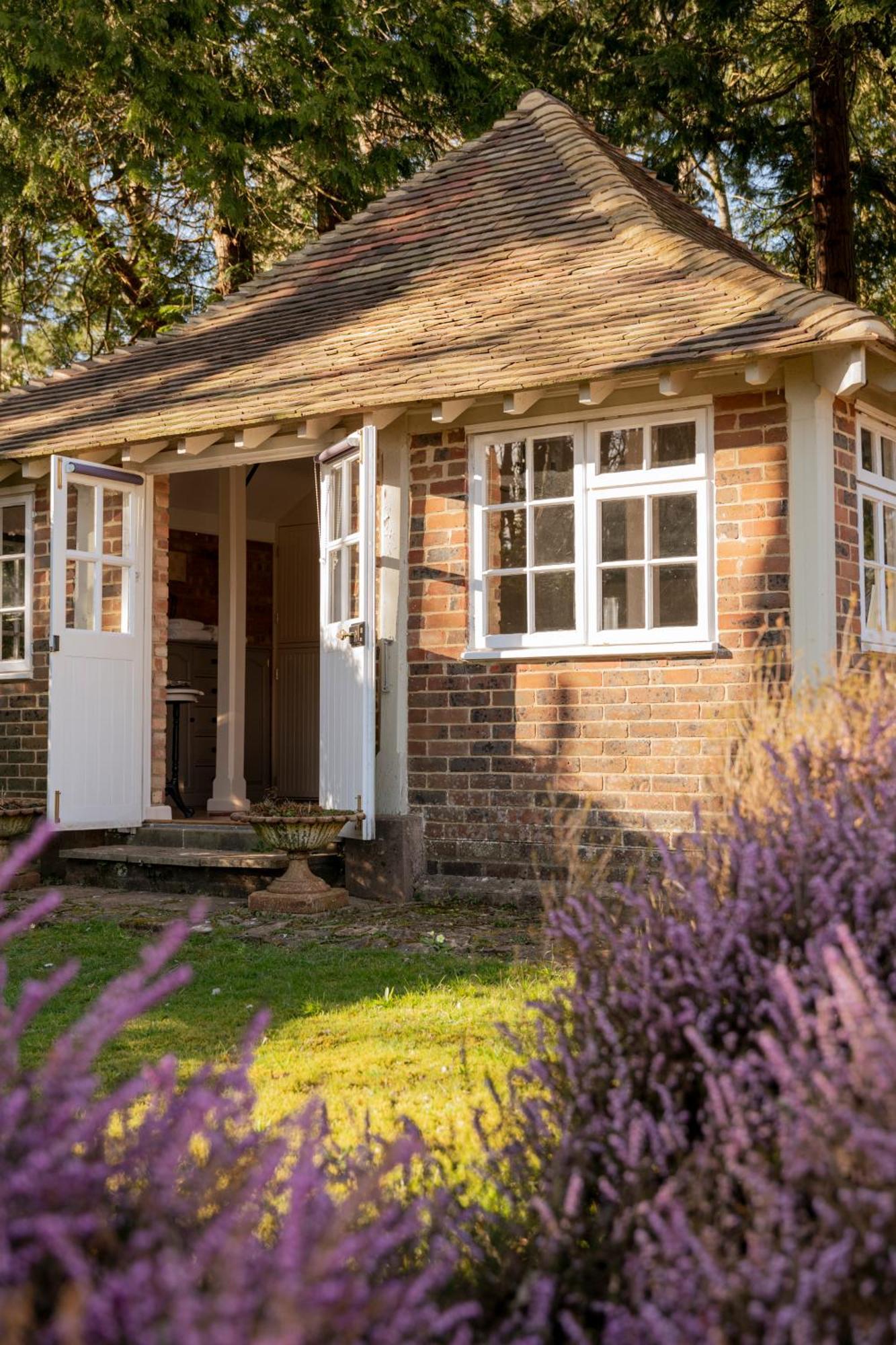 Old Mill Lodge By Huluki Sussex Stays Hurstpierpoint Eksteriør bilde