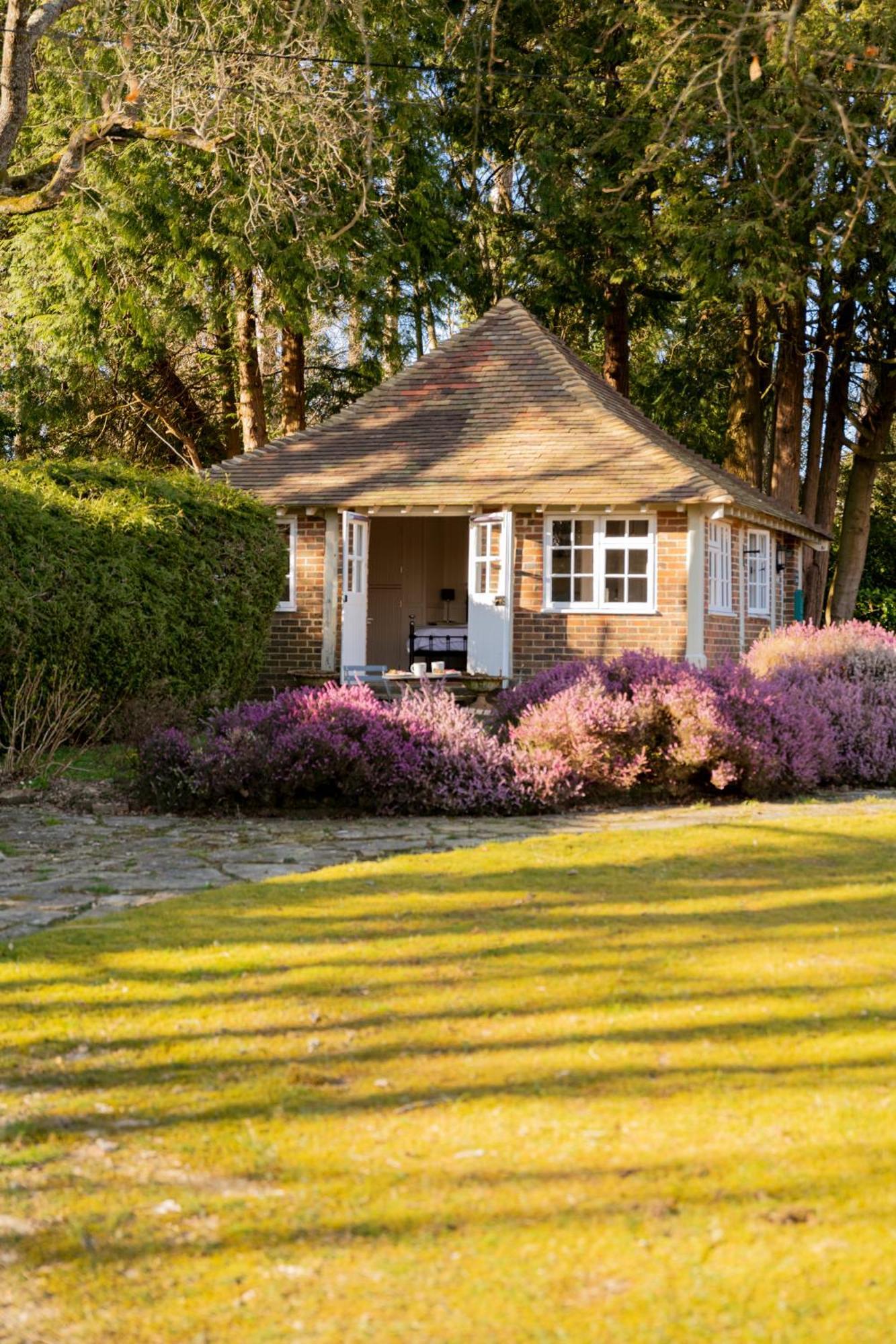 Old Mill Lodge By Huluki Sussex Stays Hurstpierpoint Eksteriør bilde