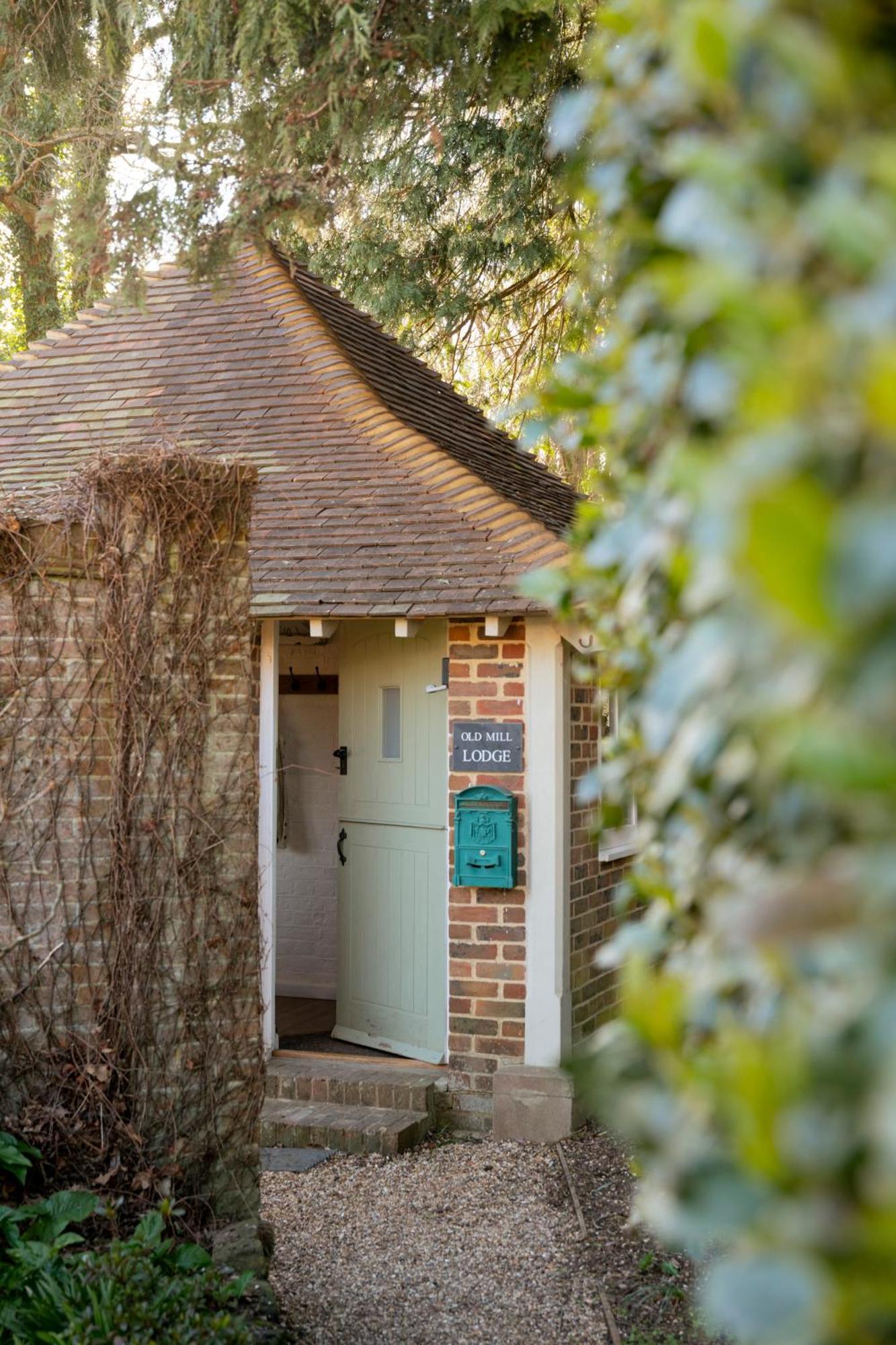 Old Mill Lodge By Huluki Sussex Stays Hurstpierpoint Eksteriør bilde