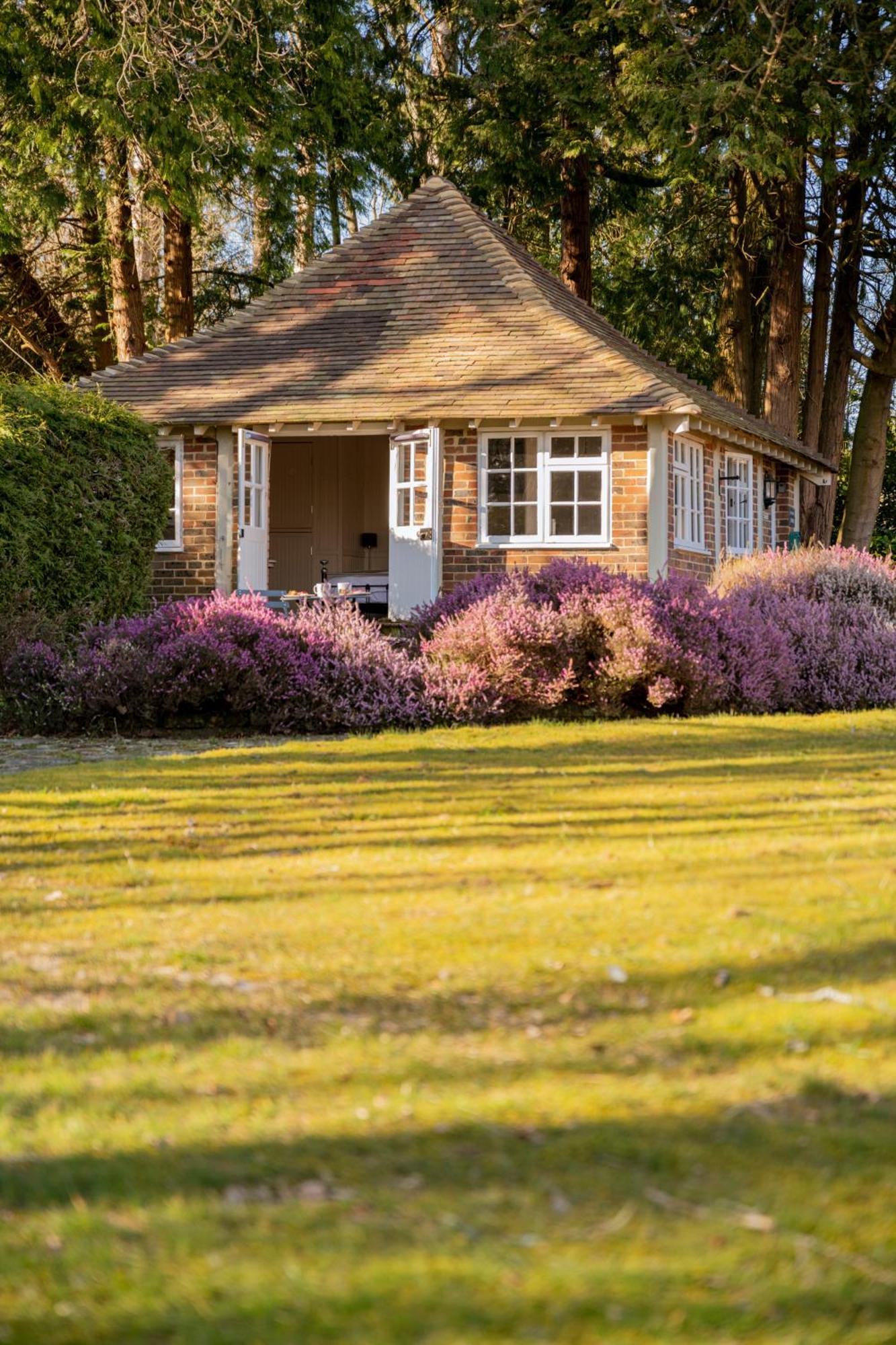 Old Mill Lodge By Huluki Sussex Stays Hurstpierpoint Eksteriør bilde