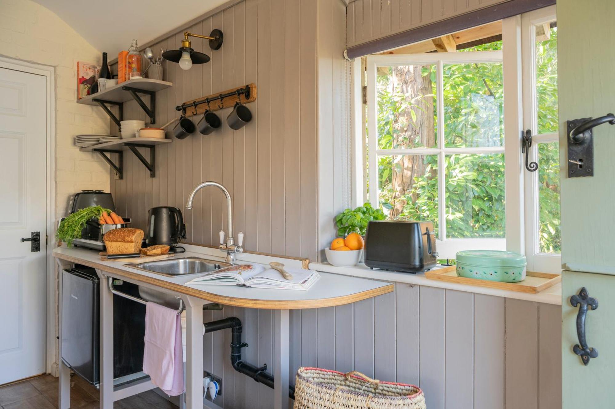 Old Mill Lodge By Huluki Sussex Stays Hurstpierpoint Eksteriør bilde