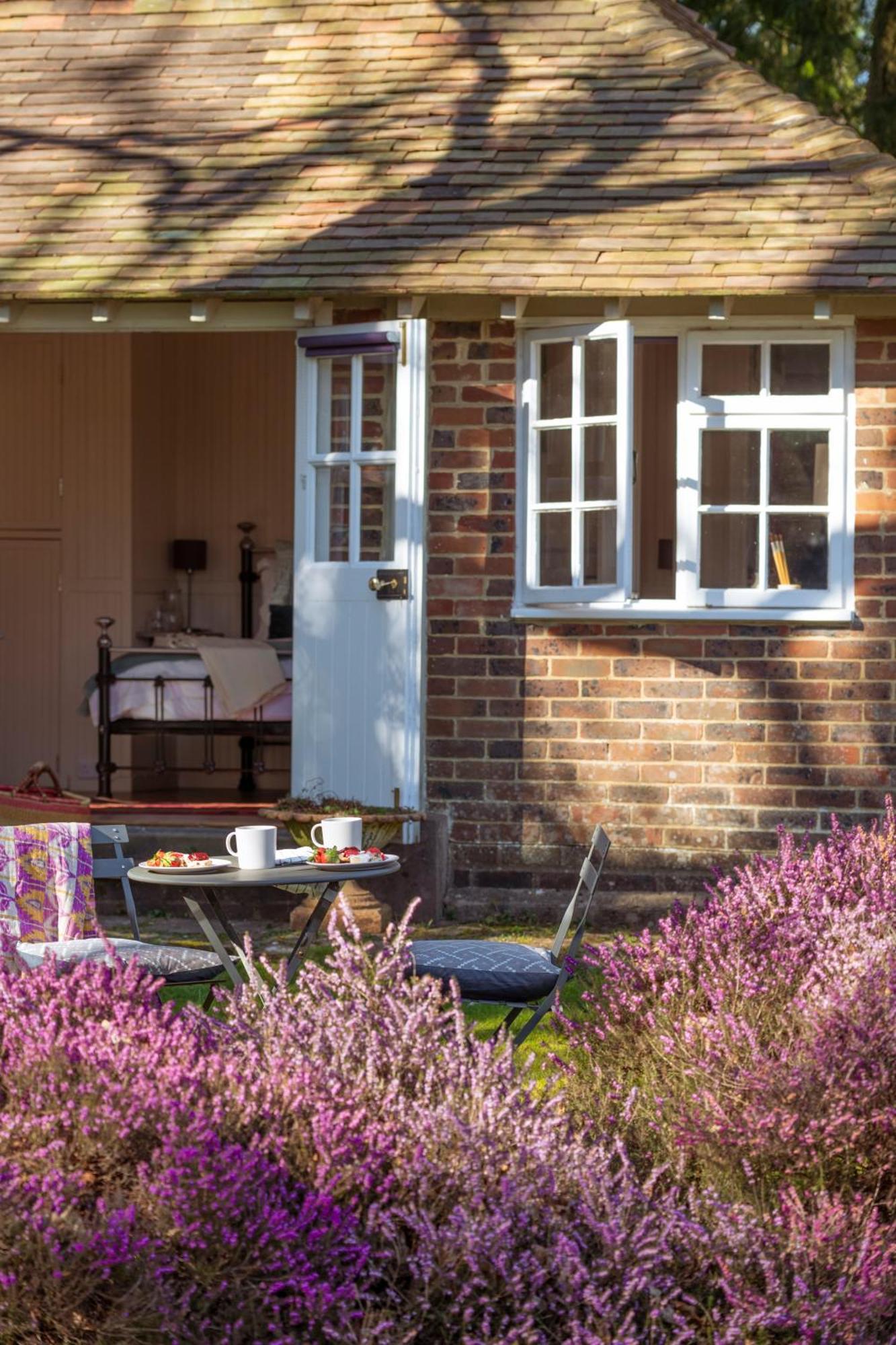 Old Mill Lodge By Huluki Sussex Stays Hurstpierpoint Eksteriør bilde