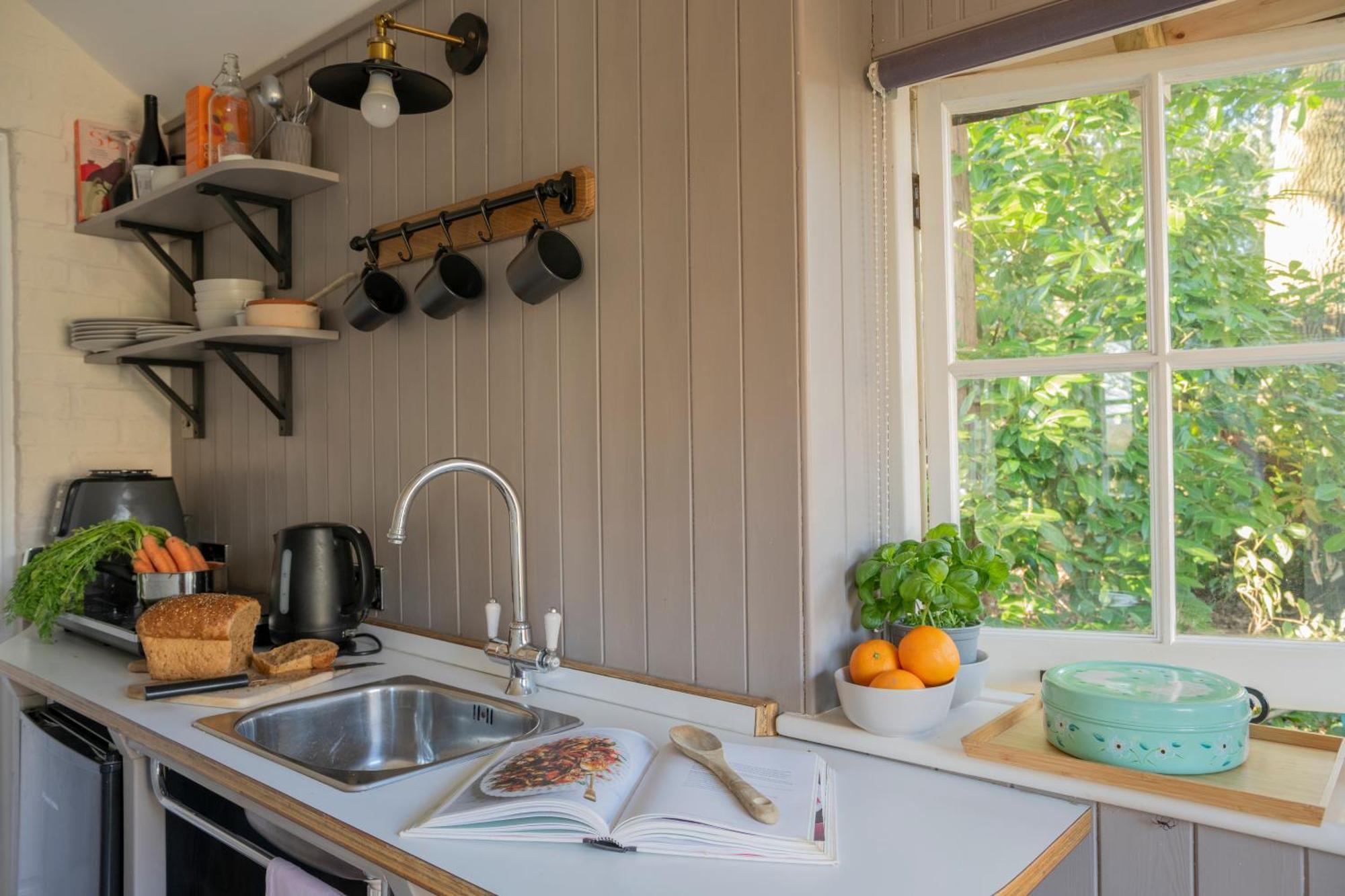 Old Mill Lodge By Huluki Sussex Stays Hurstpierpoint Eksteriør bilde