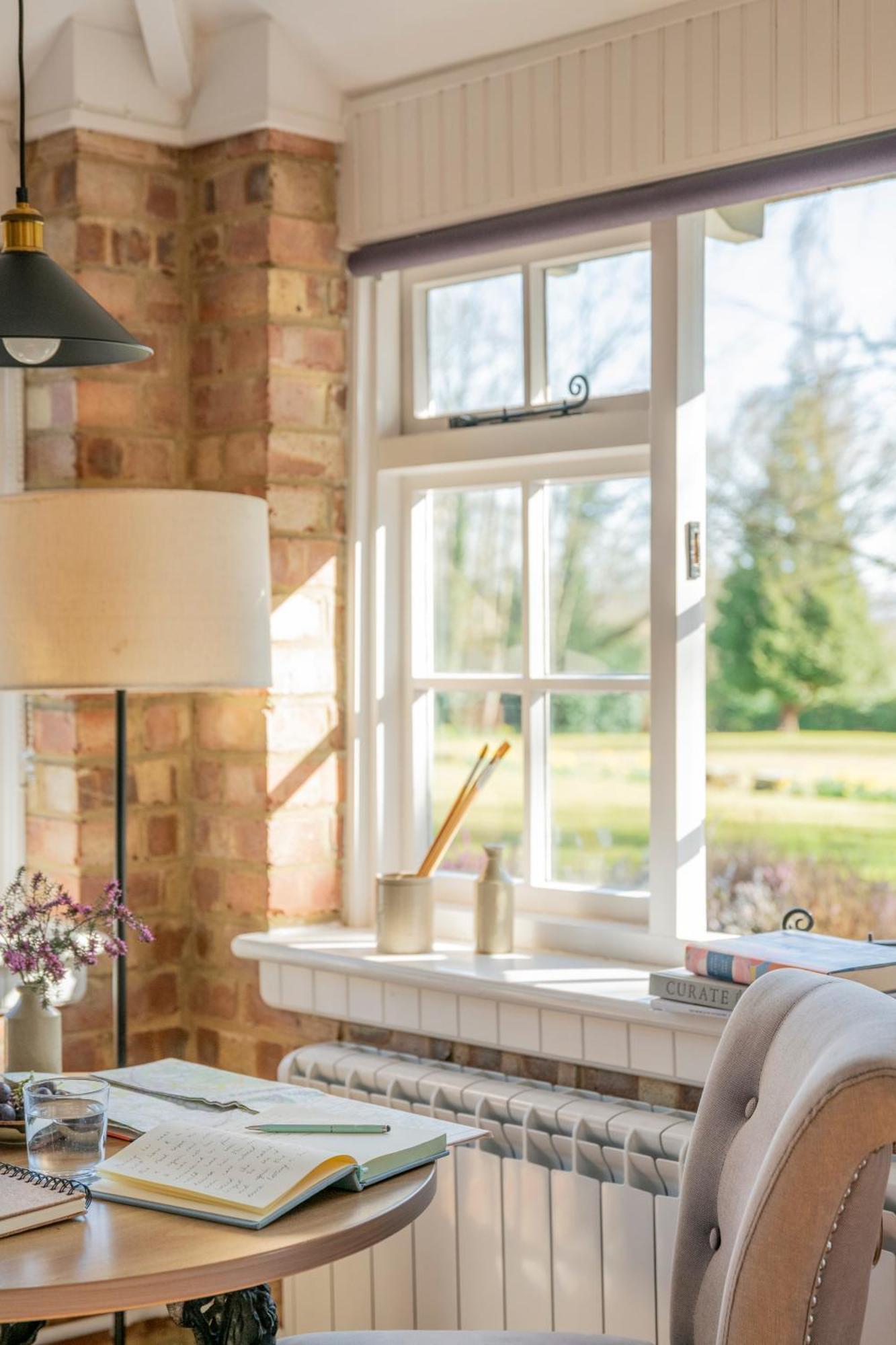 Old Mill Lodge By Huluki Sussex Stays Hurstpierpoint Eksteriør bilde