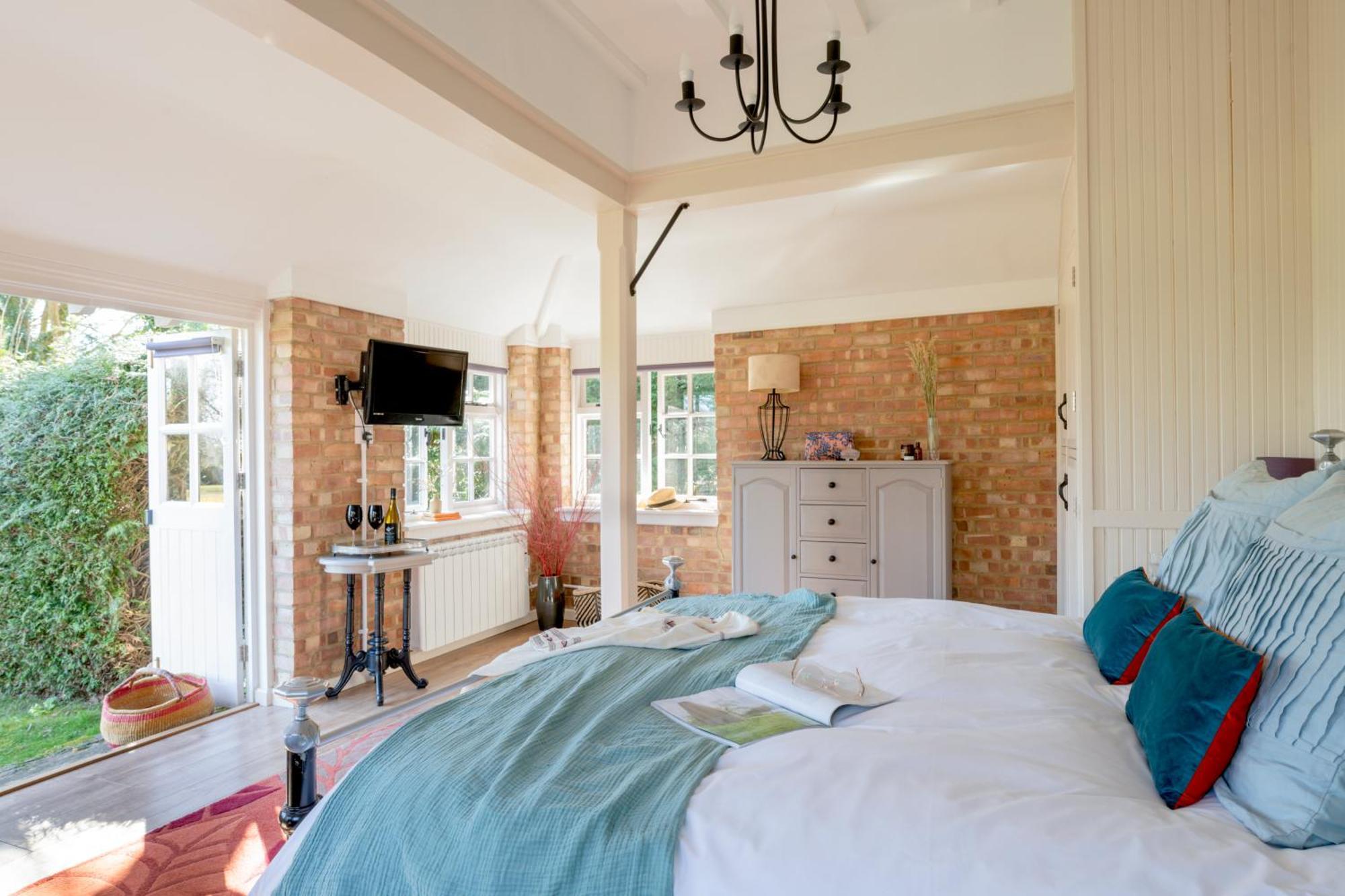 Old Mill Lodge By Huluki Sussex Stays Hurstpierpoint Eksteriør bilde