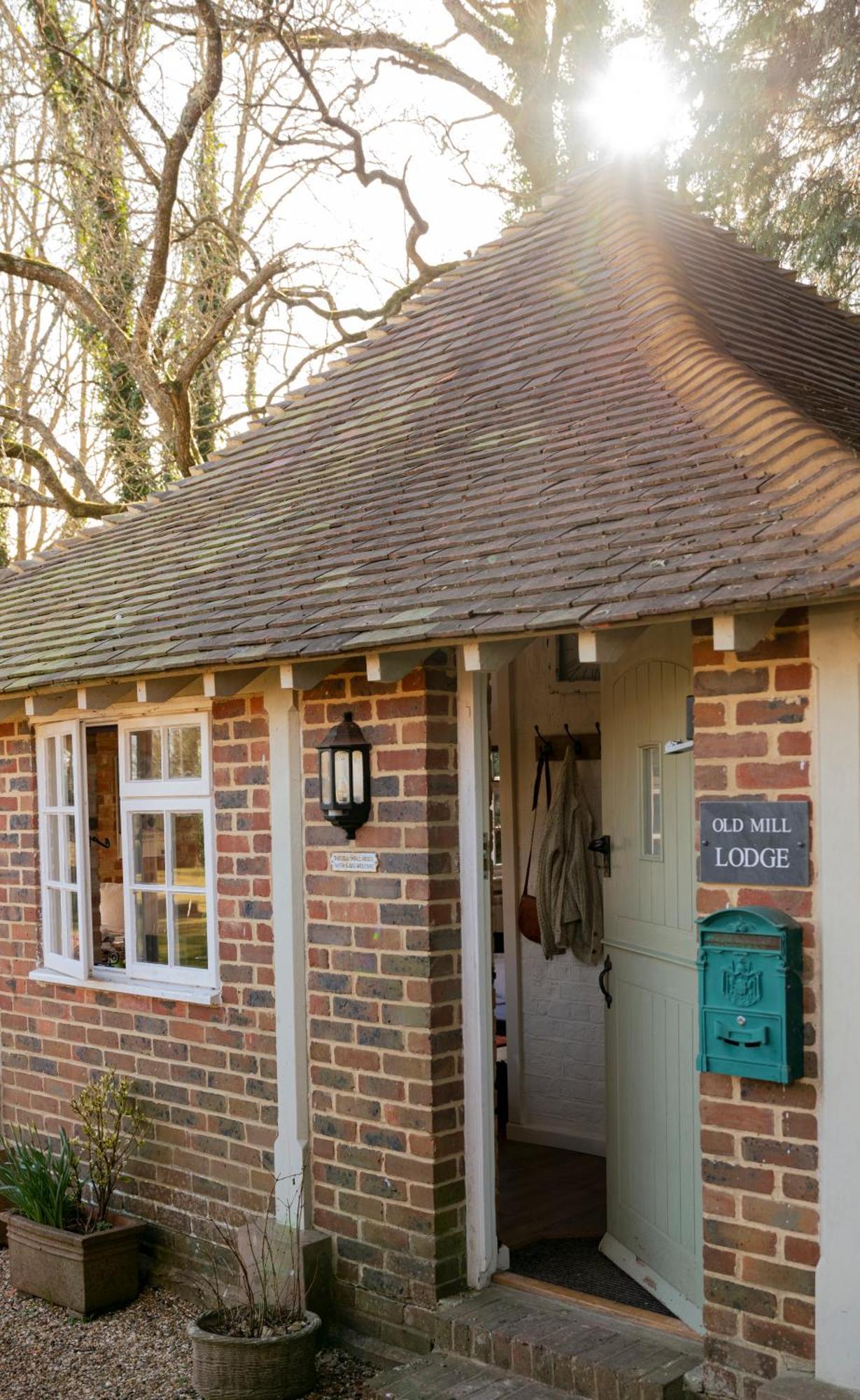 Old Mill Lodge By Huluki Sussex Stays Hurstpierpoint Eksteriør bilde