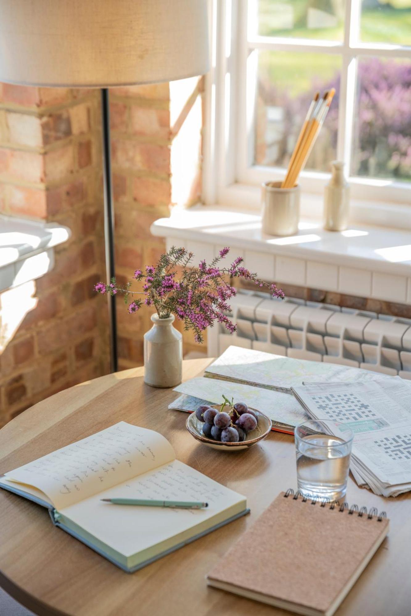 Old Mill Lodge By Huluki Sussex Stays Hurstpierpoint Eksteriør bilde