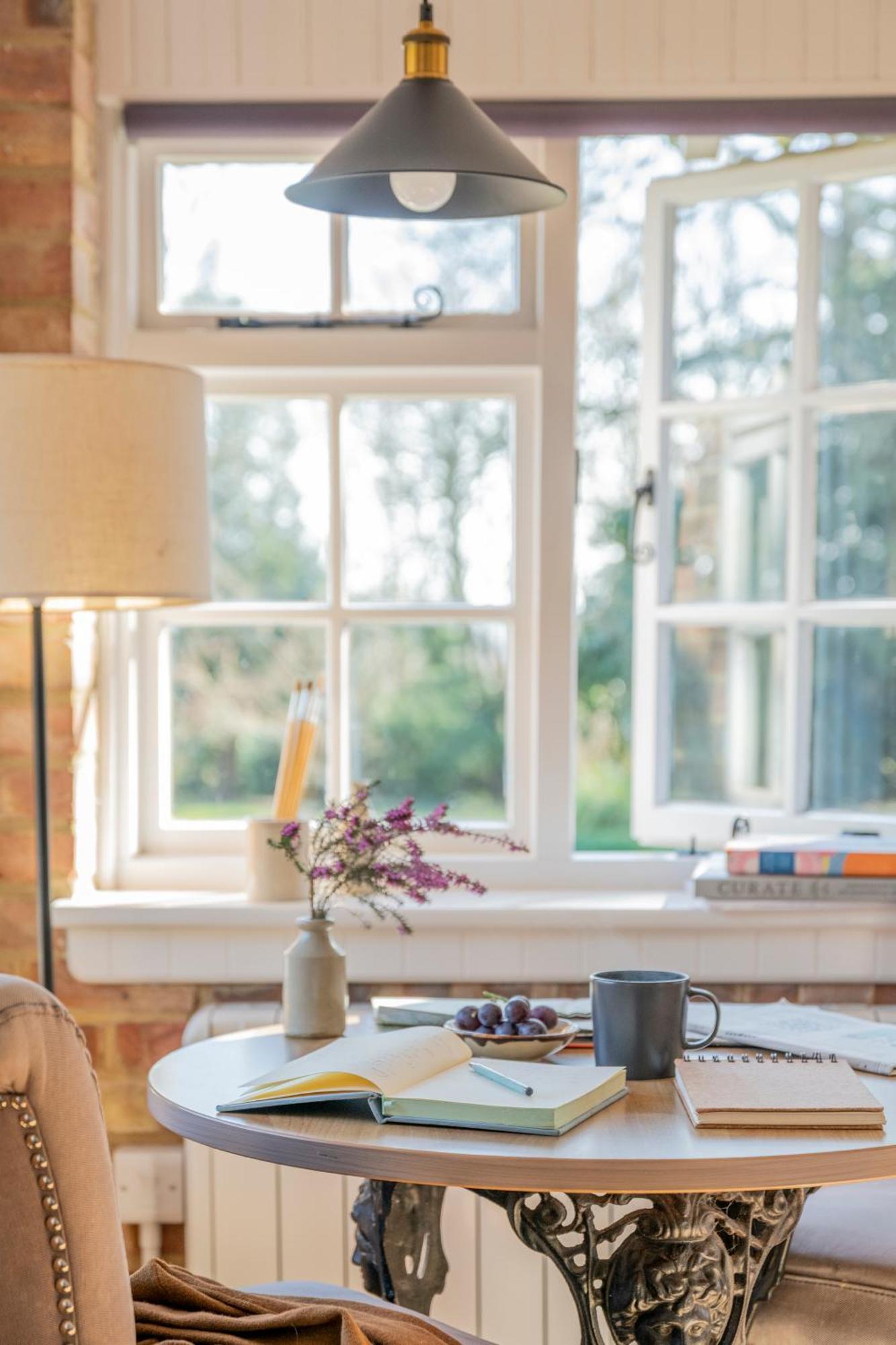 Old Mill Lodge By Huluki Sussex Stays Hurstpierpoint Eksteriør bilde